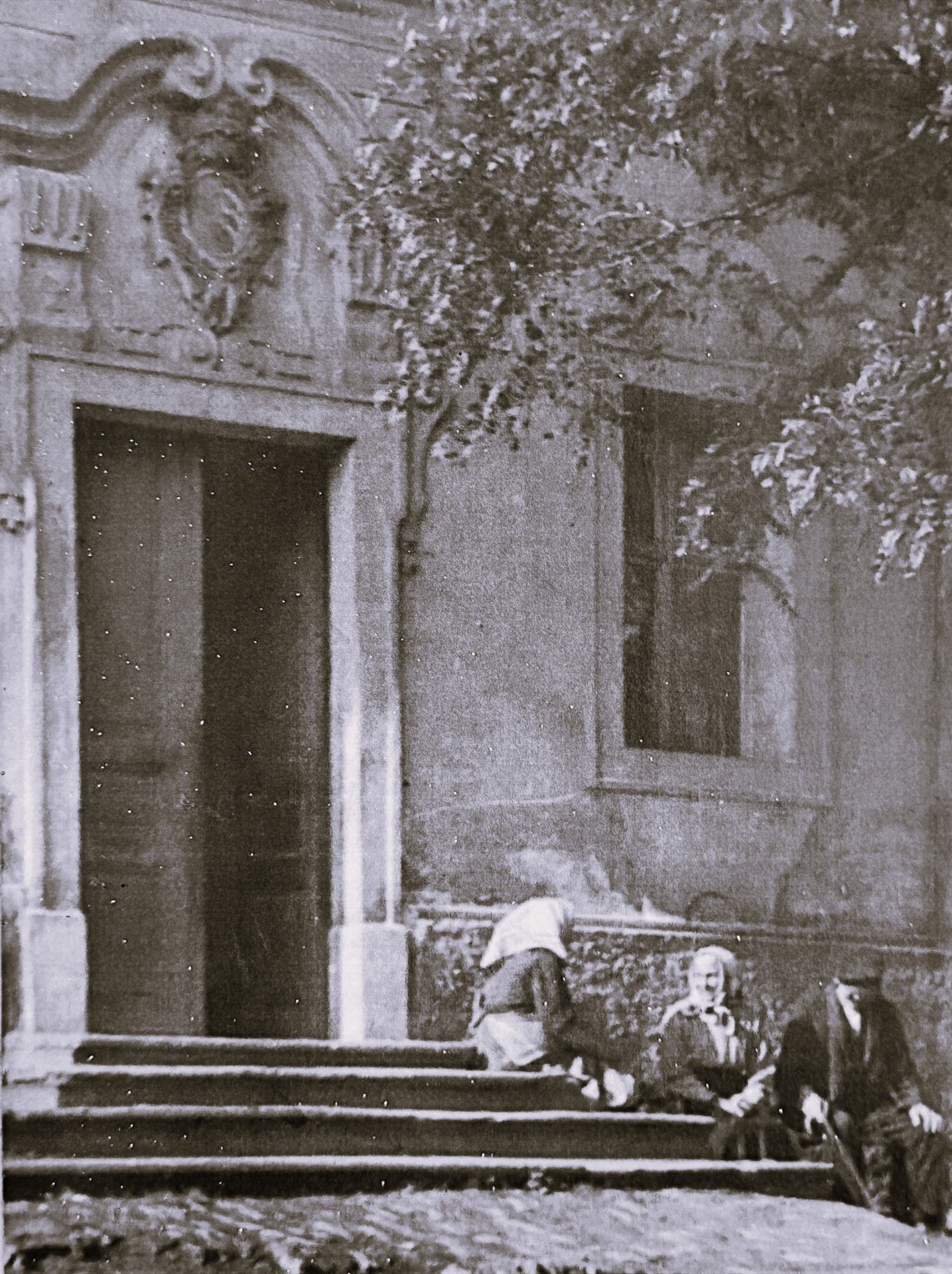 U vchodu do špitálu s erbem Kinských